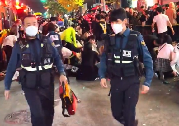 Confusão em festa de Halloween deixa ao menos 120 mortos