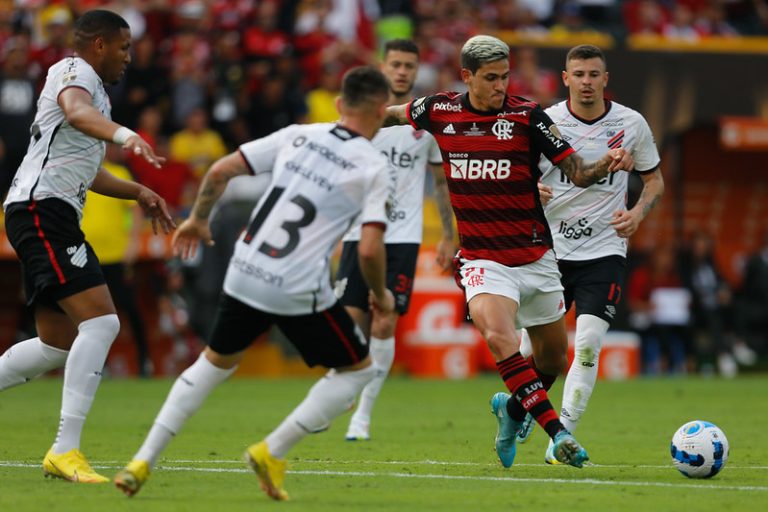 Artilheiro e craque da Libertadores, Pedro realiza “sonho de criança”