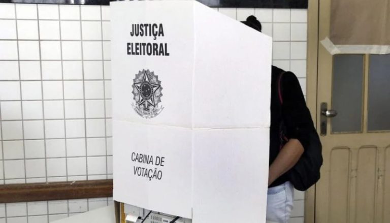 Mesária e eleitores detidos por boca de urna no ES