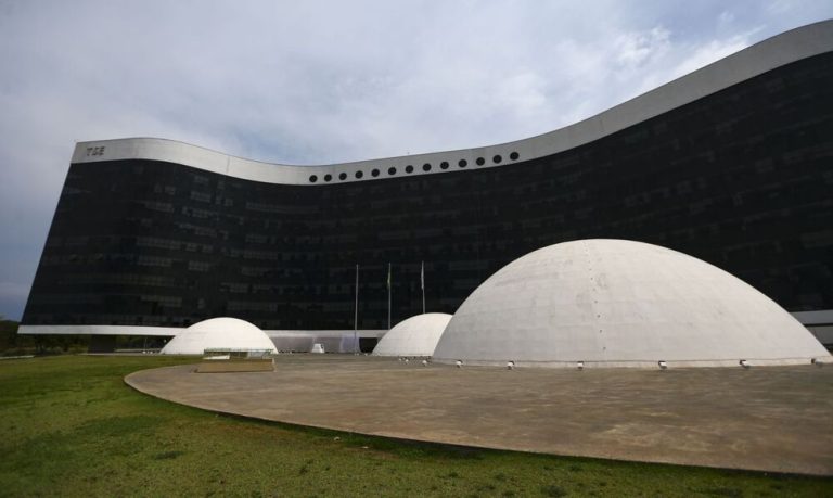 TSE baniu grupos em aplicativo de mensagens com 580 mil participantes