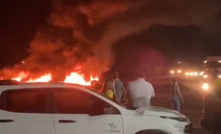 Caminhoneiros bloqueiam rodovias em protesto contra resultado das eleições