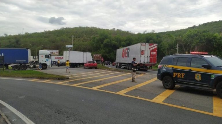 Caminhoneiros fazem protesto em rodovia no Espírito Santo