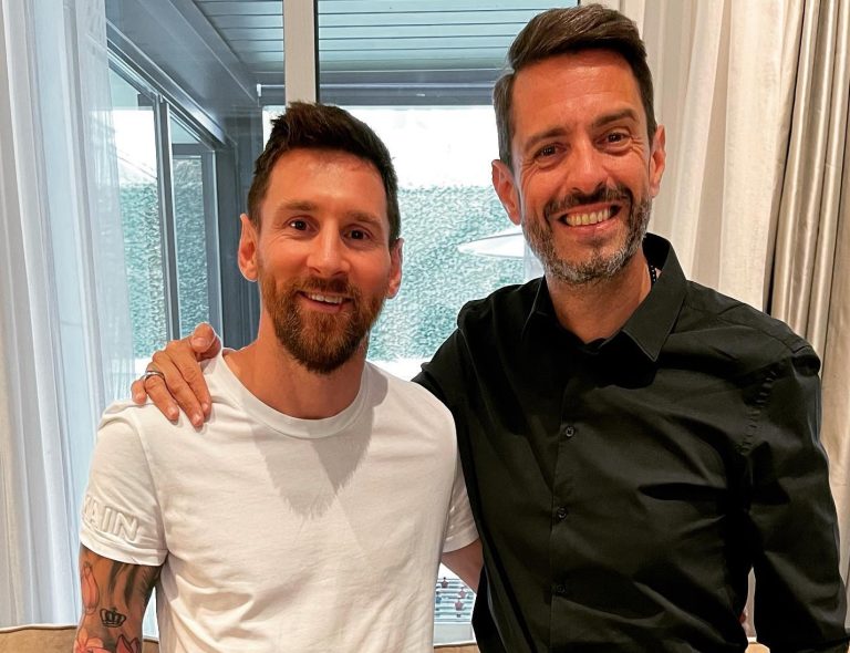 VÍDEO | Jornalista chora após entrevistar Messi e é consolado pelo argentino