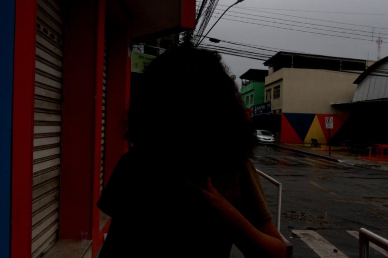 Mulher desmaia ao ser agredida por ex-namorado em praça de Cariacica