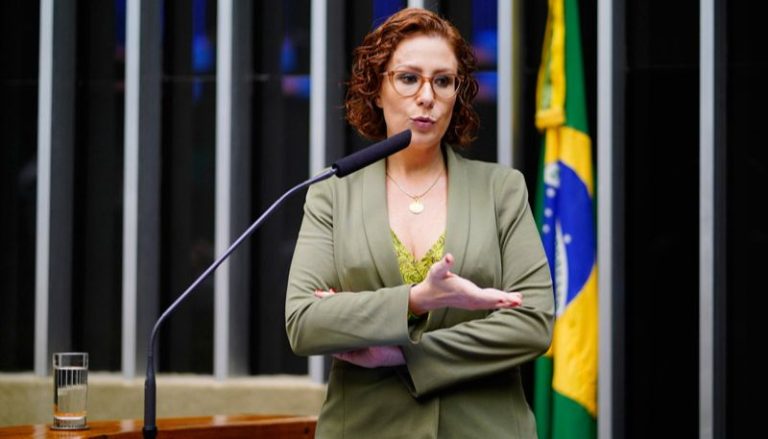 Carla Zambelli vota com colete à prova de balas e não responde se está armada