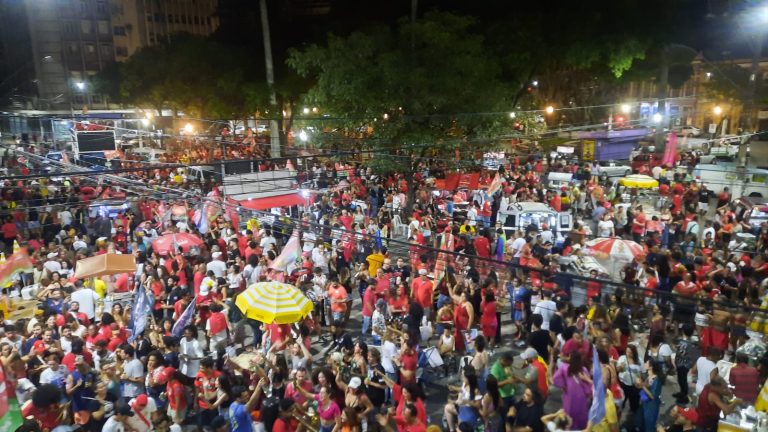 Apoiadores de Lula comemoram vitória do petista no Centro de Vitória