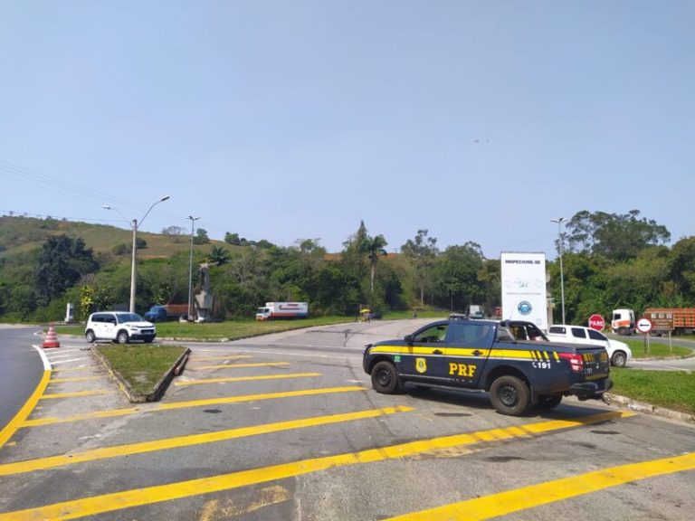 PRF aplica 912 multas a condutores por bloqueio de vias