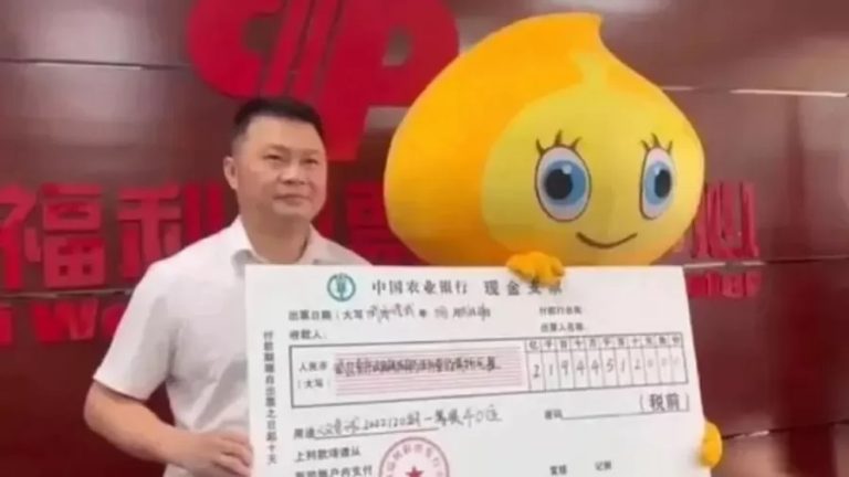 Ganhador de R$ 153 milhões recebe prêmio fantasiado para mulher não descobrir