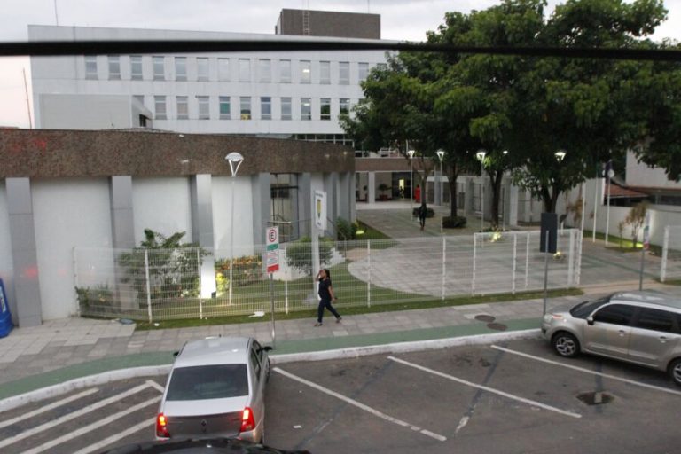 Vereadores aprovam projeto para receber auxílio-alimentação e querem 13º