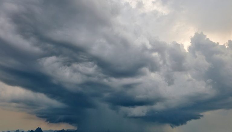 Alerta de chuva intensa e vendaval em cidades do ES