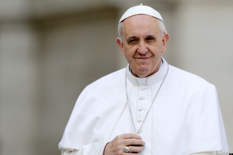 Papa critica pena de morte em visita ao Bahrein