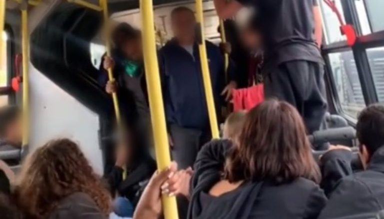 Manifestantes pró-Bolsonaro invadem ônibus escolar e estudantes ficam feridos