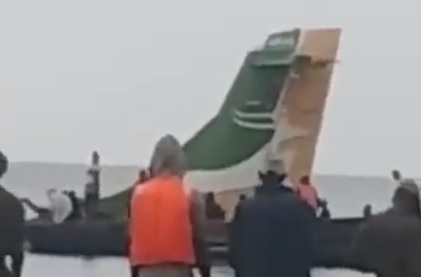 Avião com 43 pessoas a bordo cai em lago