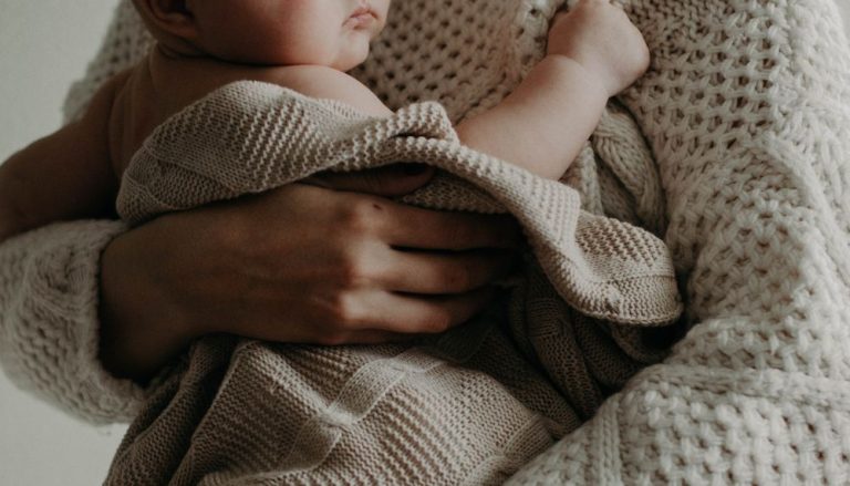 Após desconfianças, mulheres descobrem que foram trocadas na maternidade