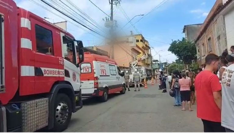 Eletricista morre eletrocutado em poste em Cariacica