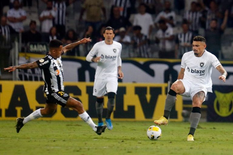 Botafogo vence o Atlético-MG e entra de vez na briga pela Libertadores