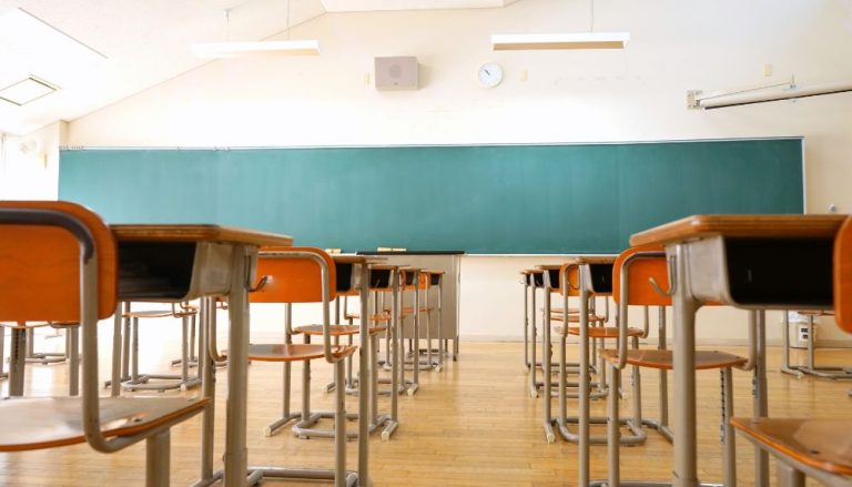 Justiça condena escola a indenizar aluna agredida por professora em Vila Velha