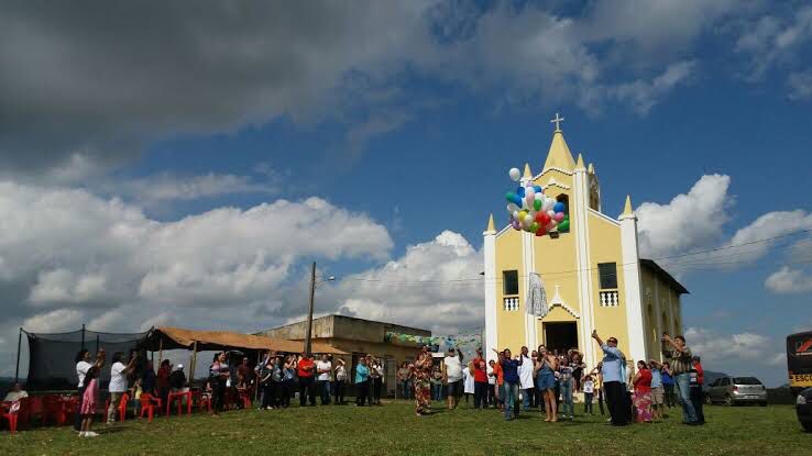 Bandidos arrombam igreja no ES e derrubam até sacrário no chão