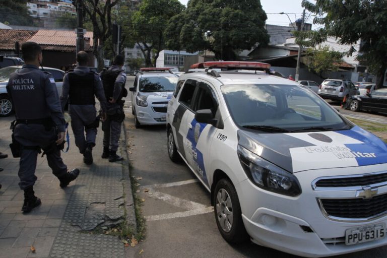 Jovem é morto com oito tiros dentro de bar no ES