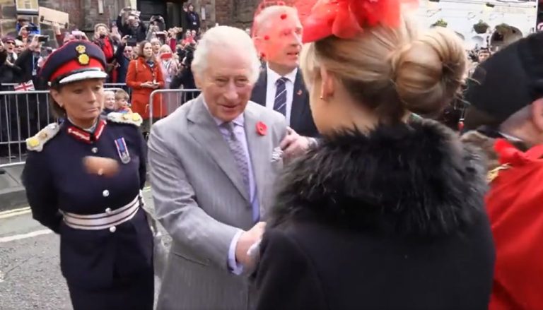 VÍDEO | Homem atira ovos em Rei Charles III e é preso na Inglaterra