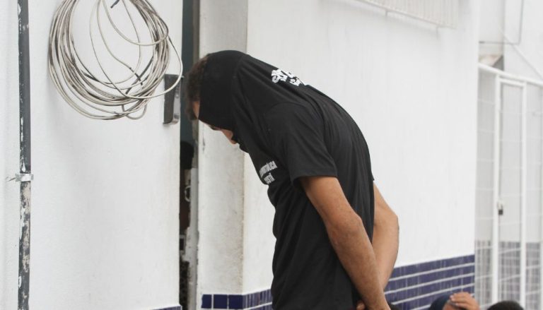 Homem invade escola para se esconder da polícia e acaba preso