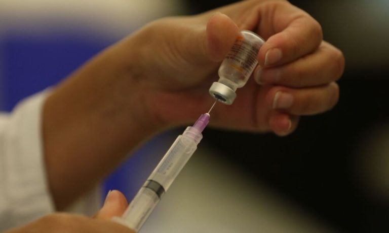 Saúde entrega vacinas contra covid para crianças de 3 anos com comorbidades