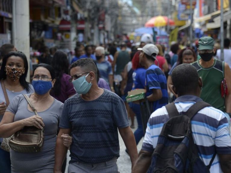 Covid-19: infectologistas defendem volta das máscaras e mais vacinação