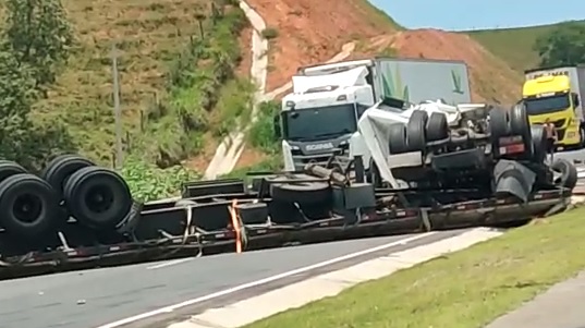 Carreta tomba e interdita BR-101 em Guarapari