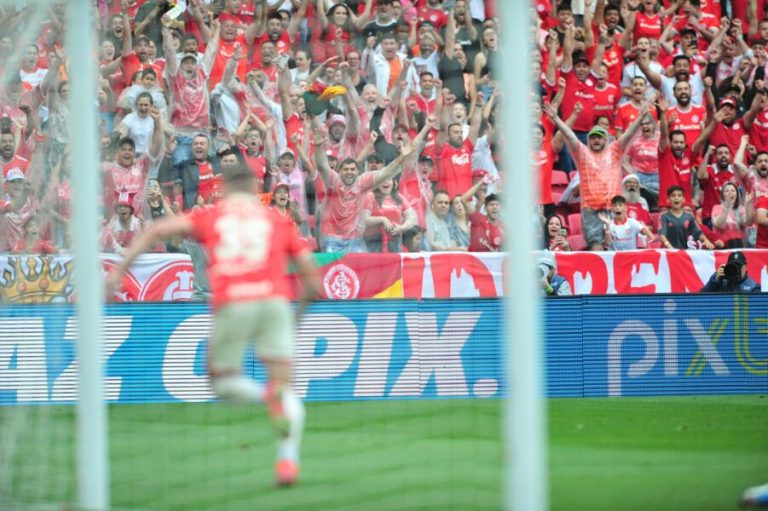 Inter acaba com invencibilidade do Palmeiras e conquista vice do Brasileiro