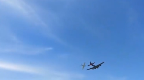 VÍDEO| Aviões militares colidem durante show aéreo e seis pessoas morrem