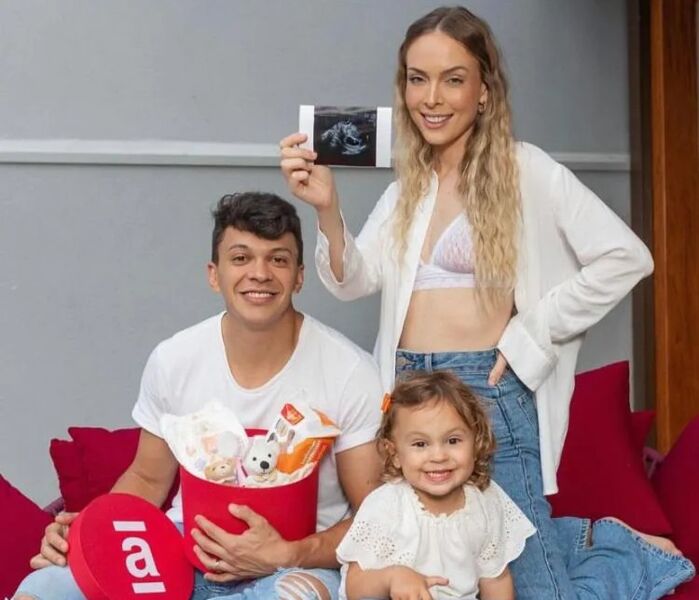 Júlio Cocielo e Tata Estaniecki revelam sexo do segundo bebê