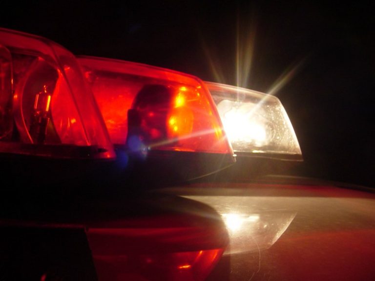 Ladrões roubam joalheria e atiram em funcionária em shopping