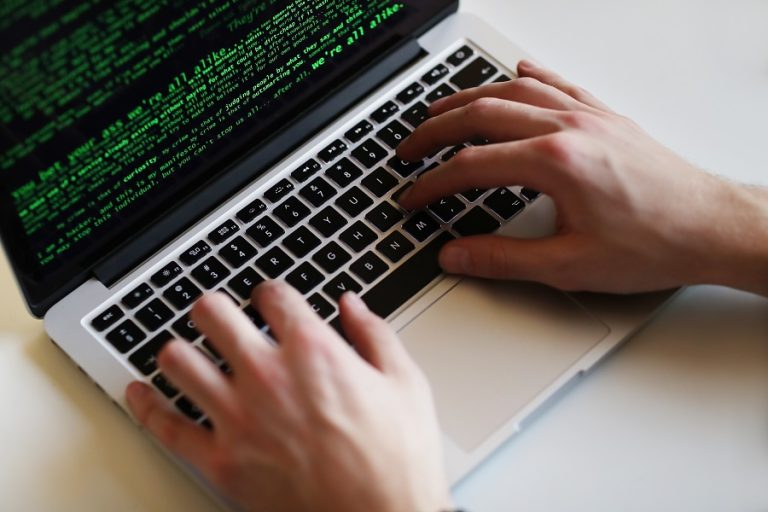 Polícia do Canadá prende cientista chinês acusado de espionagem