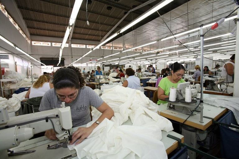 Dificuldade em encontrar mão de obra faz empresas contratarem venezuelanos