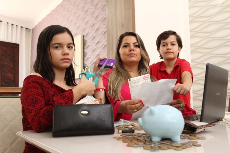 Crianças dão ajuda aos pais para organizar as contas