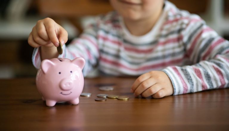 Mesada para filhos deve vir com orientação, diz especialista