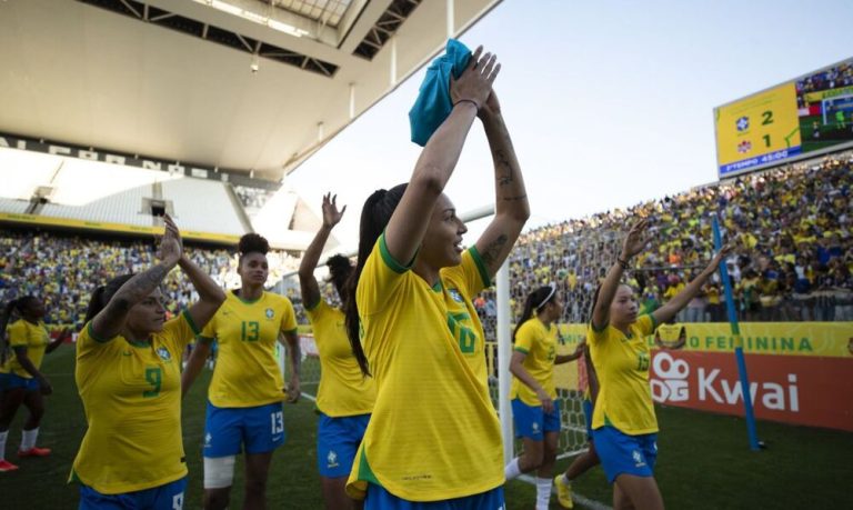 Seleção feminina bate Canadá nos acréscimos em último amistoso do ano