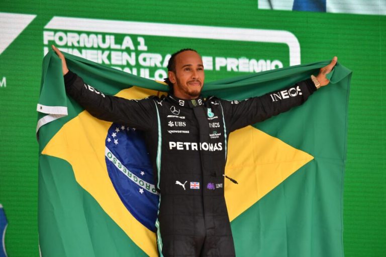 Lewis Hamilton explica por que raramente dirige fora de pistas de corrida