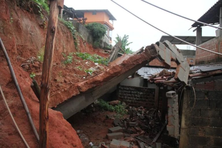 Três famílias desalojadas após muro desabar no Sul do ES