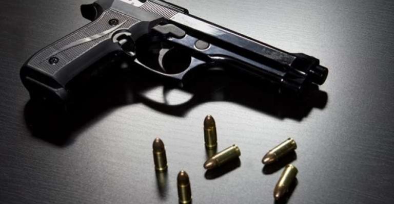 Homem com CAC erra ao manusear pistola e atira em criança de 9 anos