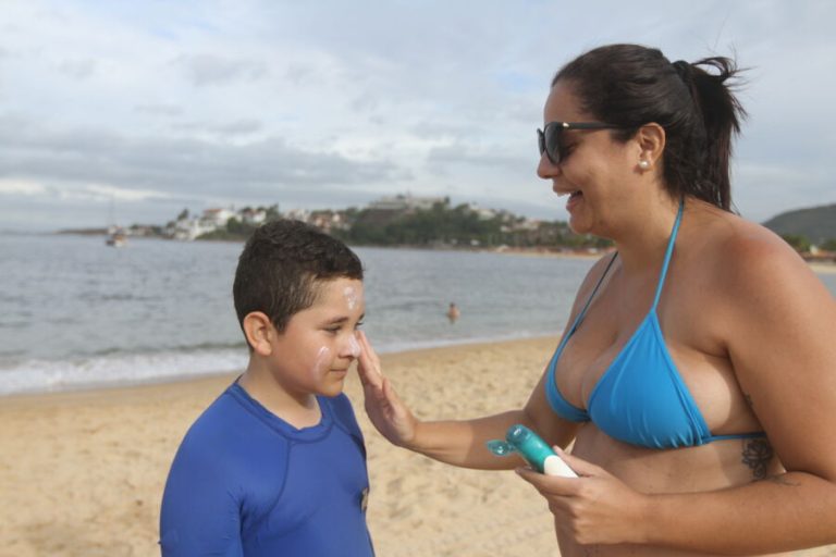 Prevenção com a pele deve começar na infância, afirmam especialistas