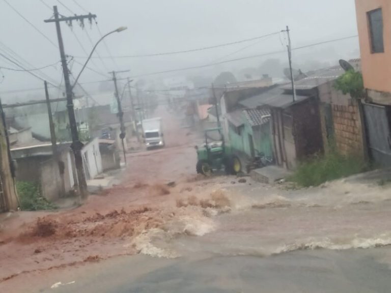 VÍDEO | Chuva transforma rua em “cachoeira” em cidade do ES