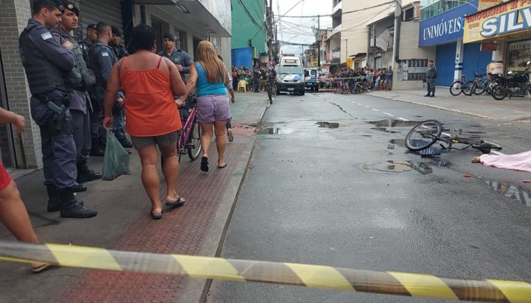 Homem é morto a tiros no meio da rua na Serra