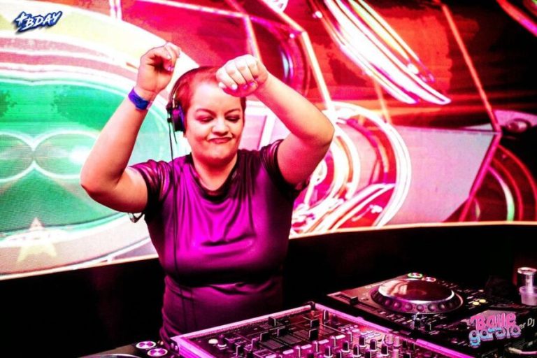 DJ morre após cair de trio elétrico em evento pela diversidade