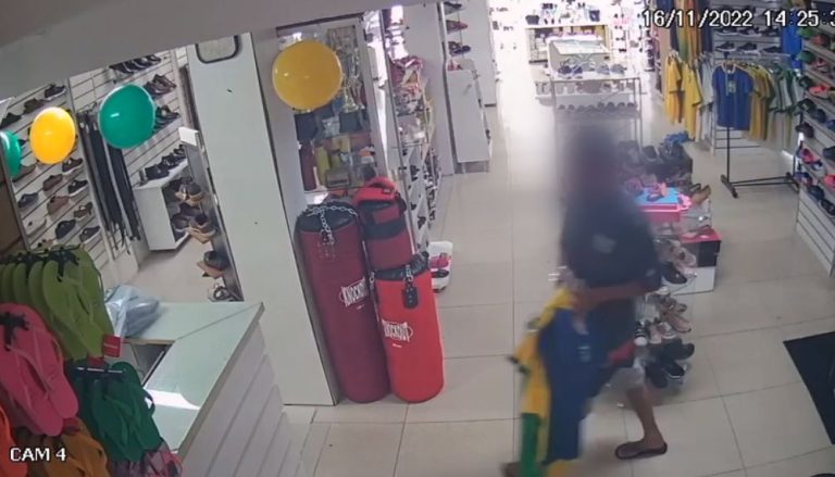 Assaltante entra em loja e rouba camisa do Brasil em Vitória