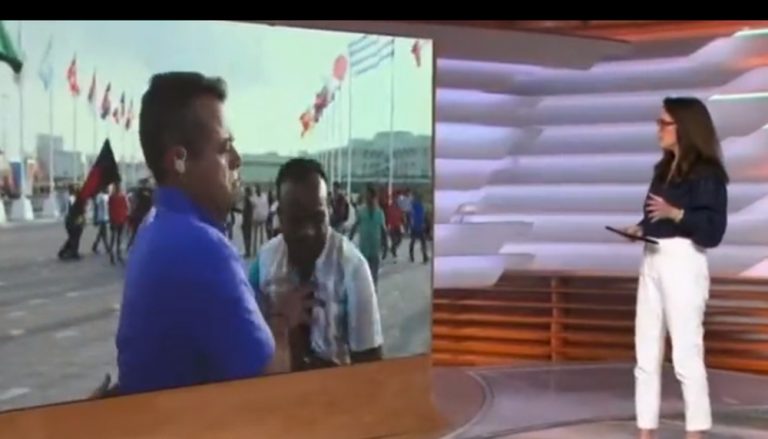 Repórter empurra torcedor no Catar sem saber que estava ao vivo. Veja vídeo
