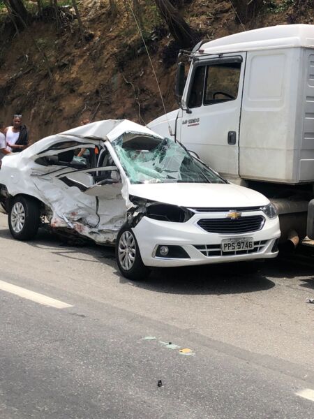 Dois mortos em acidente com quatro veículos na BR-101