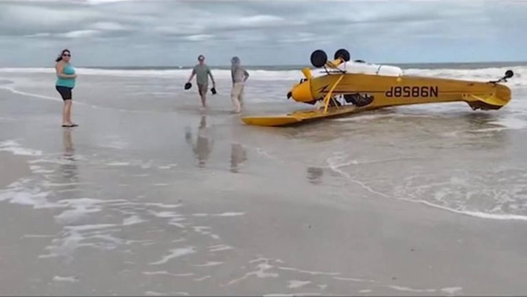VÍDEO | Piloto pousa avião de cabeça para baixo em praia após pane