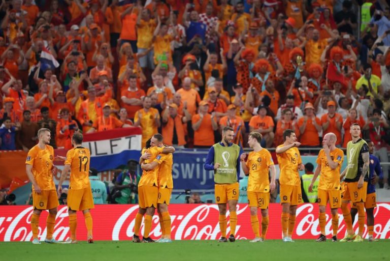 Holanda marca dois gols no final e vence Senegal em estreia na Copa
