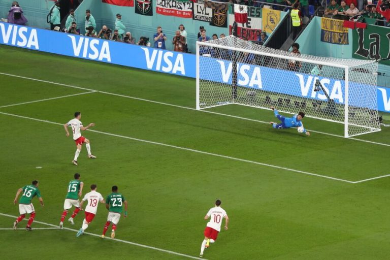 Lewandowski perde pênalti, e Polônia fica no zero com o México